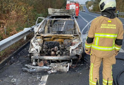 Choca contra outro coche ao quedarse o condutor mirando a outro vehículo ardendo na estrada de Seoane a Ponte Maceira